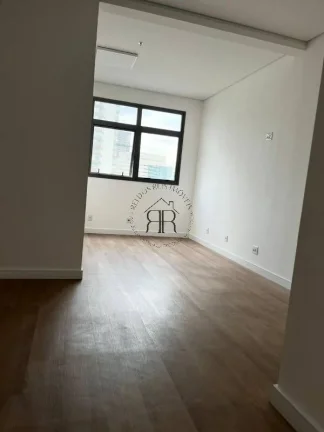Imagem Sala comercial com 57m² muito bem distribuídos, piso vinílico de alto padrão com rodapé em toda...