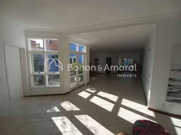 Imagem OPORTUNIDADE! 
Casa de alto padrão, bem situada no condomínio, em rua de pouco tráfego, ambientes...
