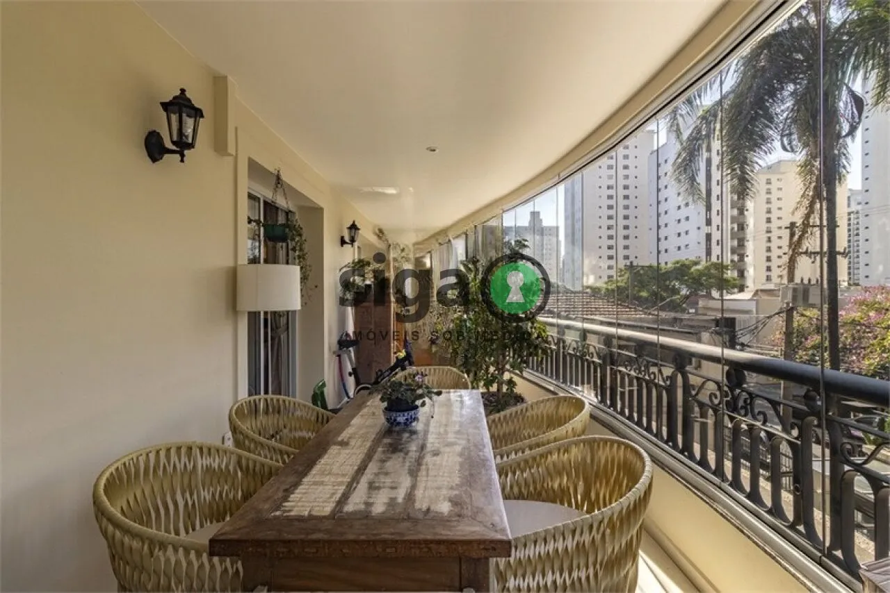 Imagem Apartamento de Alto Padrão com 4 Suítes e 5 Vagas em Moema.