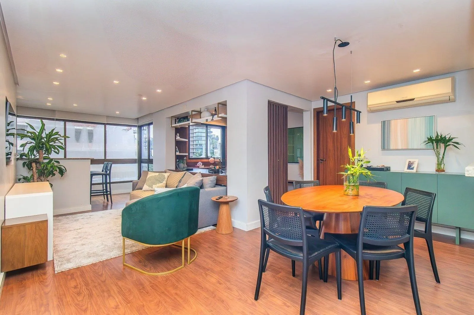 Imagem Apartamento Reformado e Mobiliado com 101m² e 2 Vagas no Coração do Rio Branco
