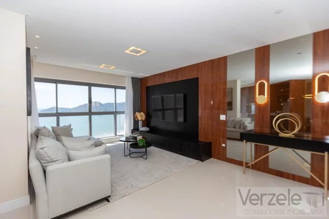 Imagem Apartamento 4 ou + dormitórios para Venda em Balneário Camboriú / SC no bairro Centro