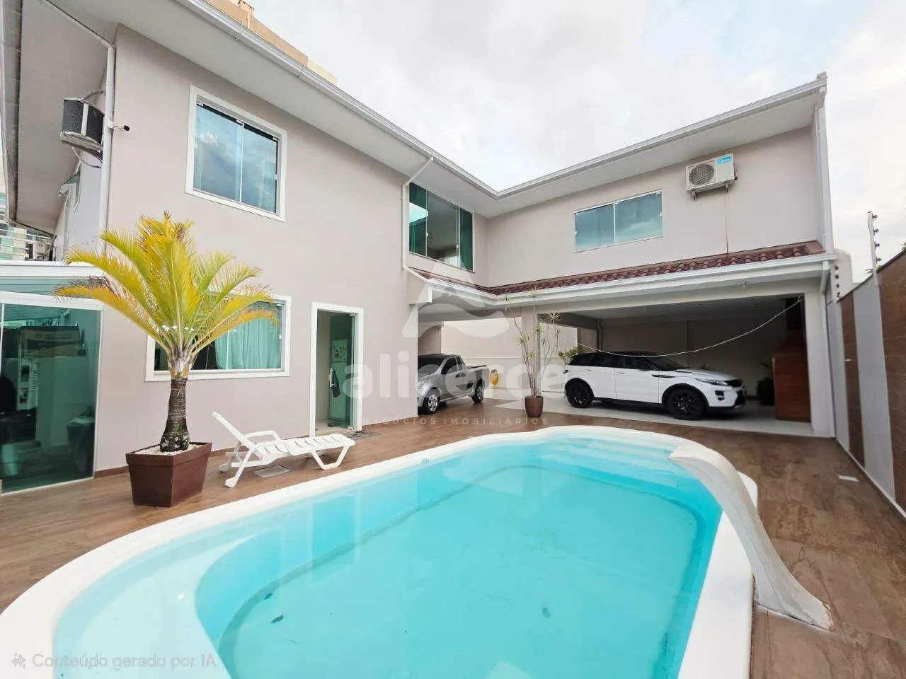 Imagem Casa Alto `Padrão a 1 quadra da Beira-Mar Continental | 3 Dormitórios I 4 Vagas de Garagens I Piscina no bairro Estreito - Florianópolis/SC