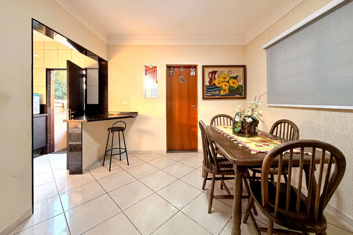 Imagem Casa de vila para venda em Centro com 4 quartos, sendo 2 suítes, 257m2