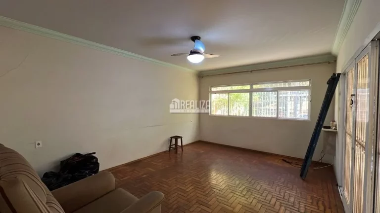 Imagem Casa para alugar no bairro Irmãos Soares, em Uberaba - 4 dormitórios e área de lazer!