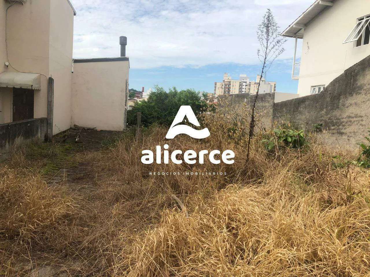 Terreno Urbano com Viabilidade para Condomínio Residencial - Capoeiras, Florianópolis