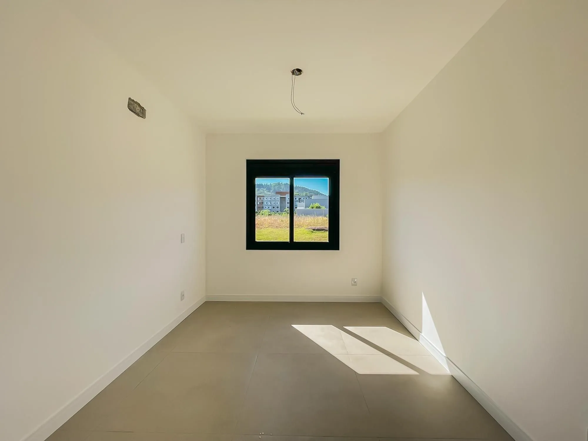 Imagem Casa térrea com 100m² privativo, em condomínio fechado na Estrada Jorge Pereira Nunes