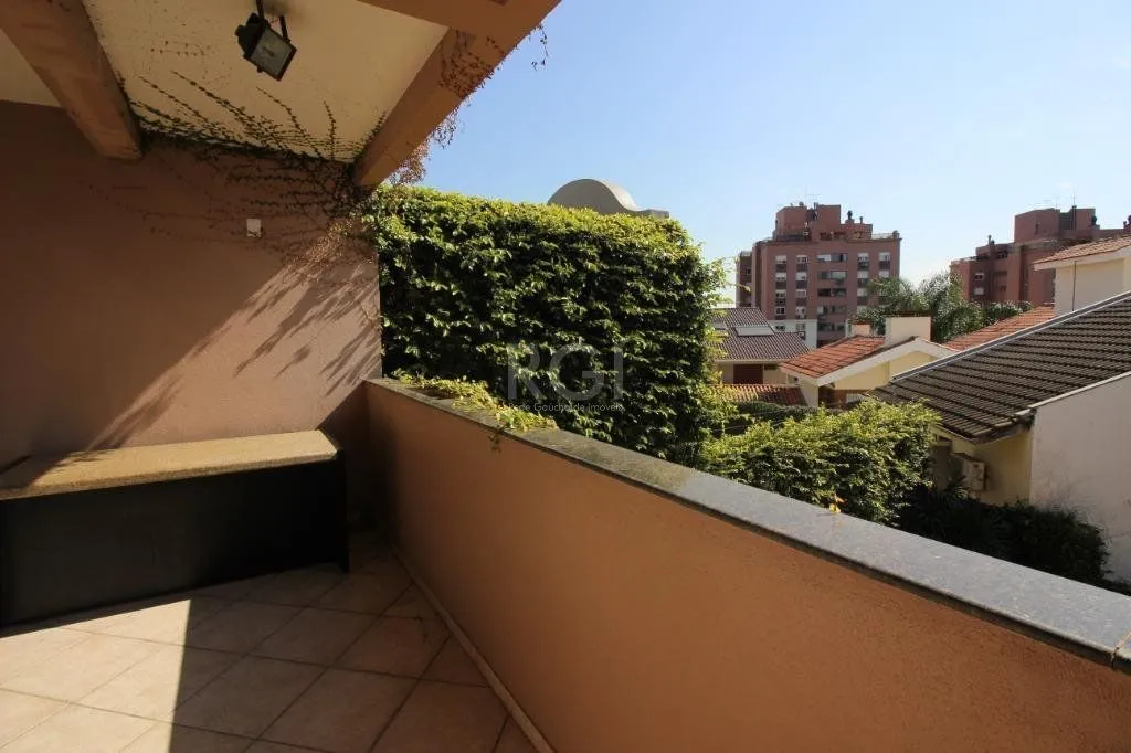 Imagem Casa para comprar com 4 dormitórios, 330m² - Chácara das Pedras - Porto Alegre