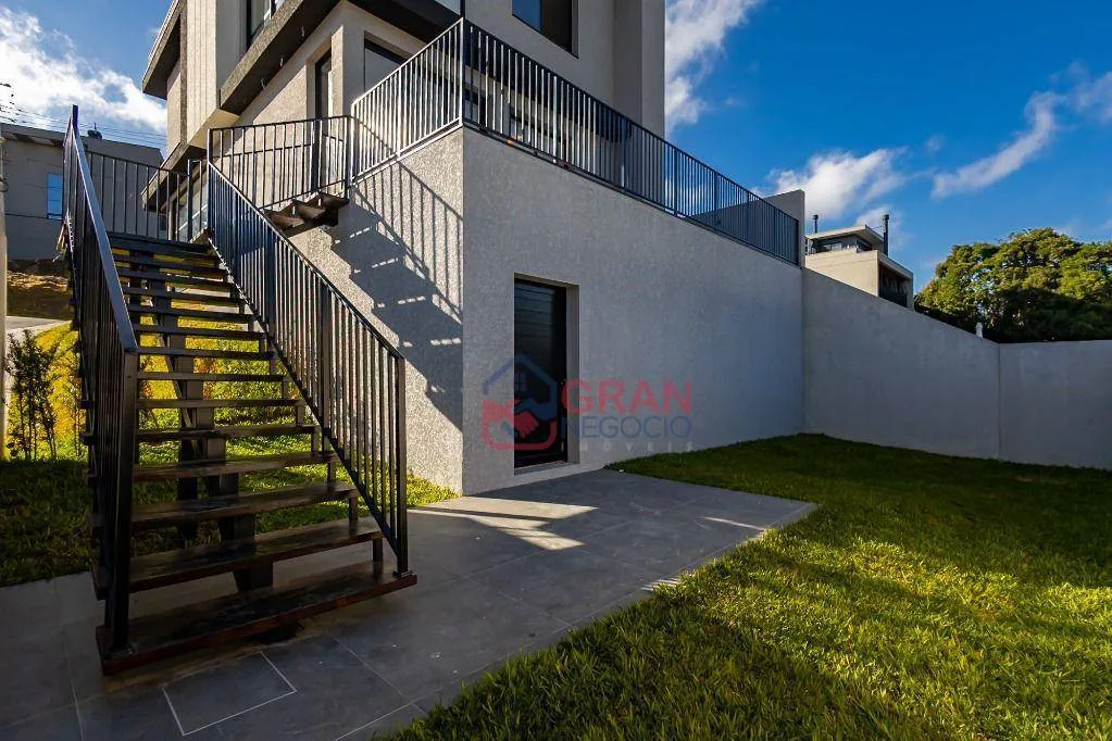 Imagem Casa alto padrão a venda próximo ao parque Tingui