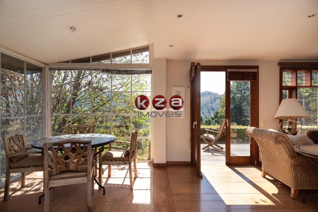 Imagem Casa de Luxo à Venda em Campos do Jordão - Green Hills Village: 5 Quartos, 3 Suítes, 3 Salas, 8 Banheiros, 3 Vagas, 300m².