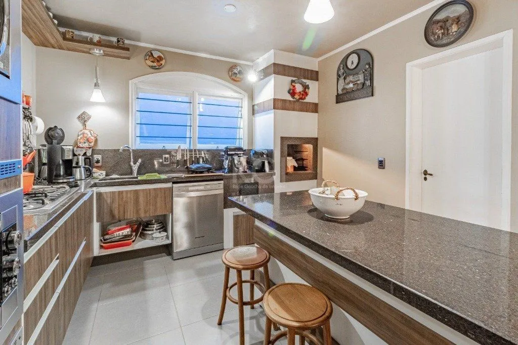 Imagem Casa de 3 dormitórios e 4 vagas de garagem no bairro Jardim Itu