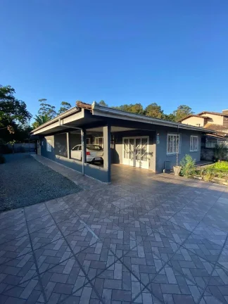 Imagem Casa com 4 dormitórios sendo 1 suíte e 4 vagas de garagem em Jarivatuba | Joinville/SC