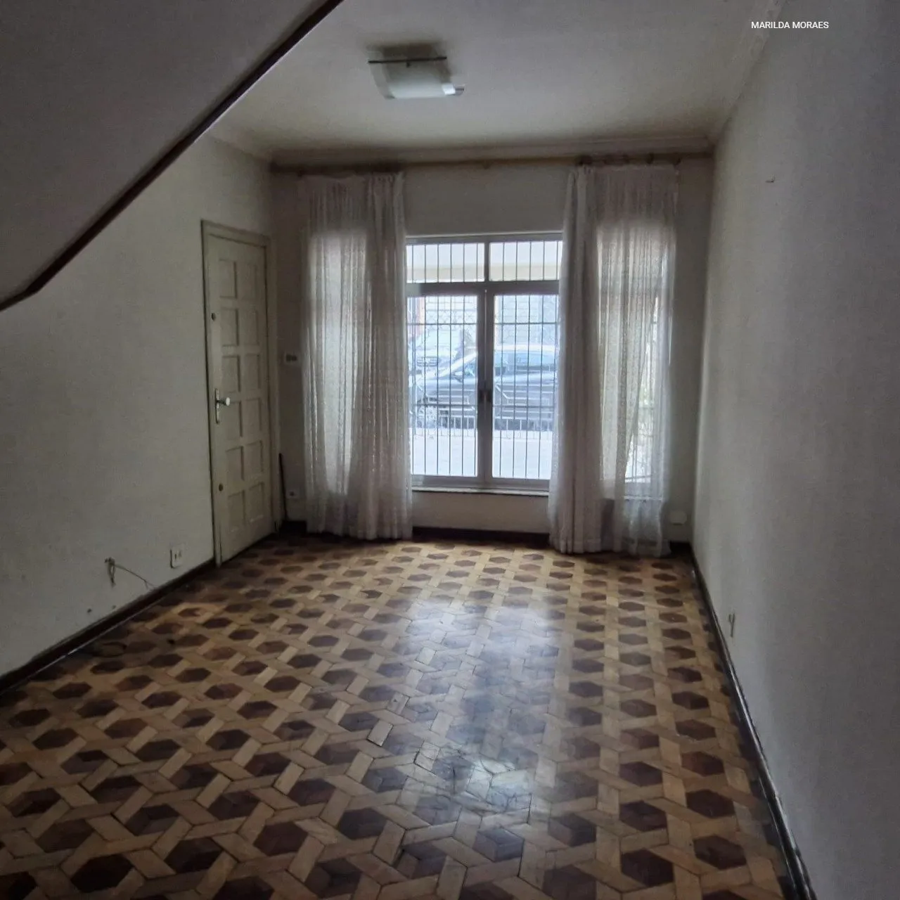 Imagem Casa confortável de 2 dormitórios, 2 banheiros, sala para dois ambientes, com entrada lateral e va...