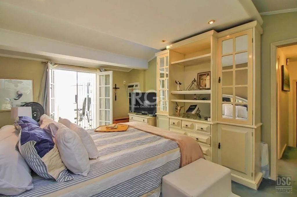 Imagem casa Living para 3 ambientes com lavabo, cozinha com pia e armários planejados