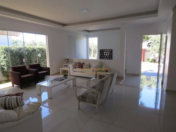 Imagem Casa térrea, com piscina, muito bem conservada e moderna com 600m² de terreno e 300m² de construção com 04 suítes. Estuda Permuta
