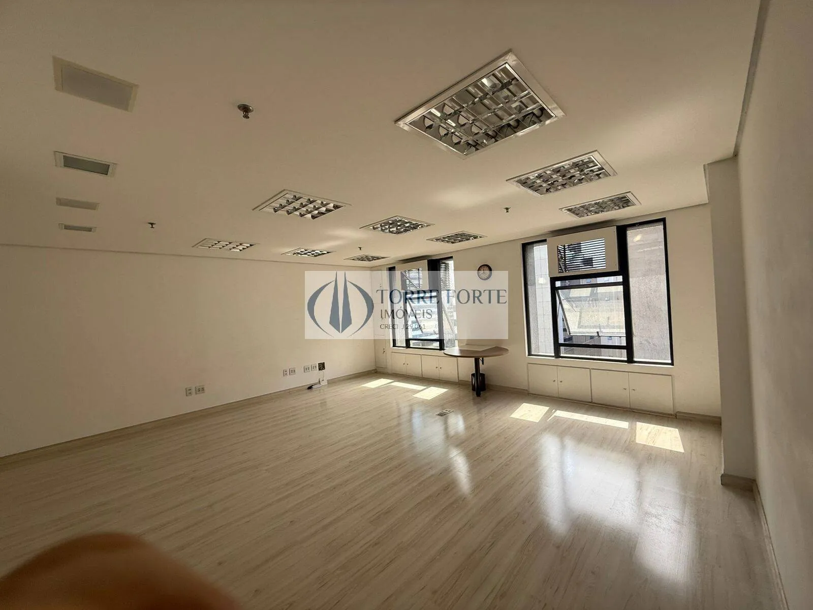 Imagem Ótima sala comercial com 42 m², 1 banheiro, 1 vaga de garagem, no Brooklin