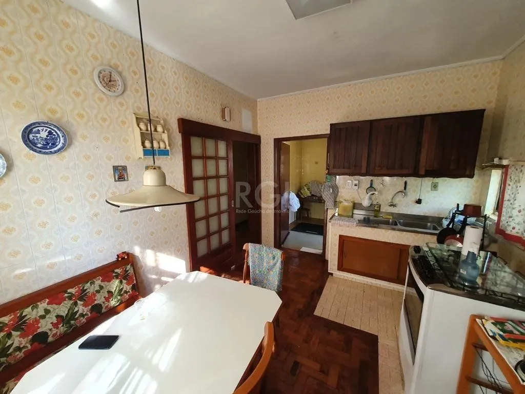 Imagem Casa para Venda - 250m², 4 dormitórios, sendo 1 suites, 4 vagas - Centro