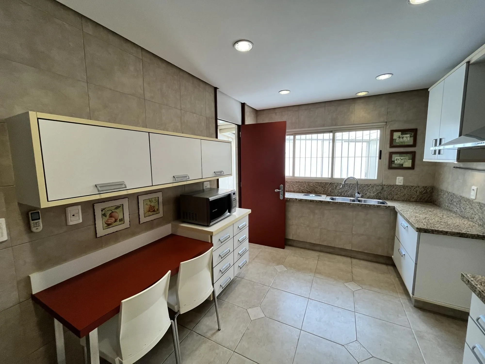 Imagem Casa para Venda - 160m², 3 dormitórios, sendo 1 suites, Jardim Botânico