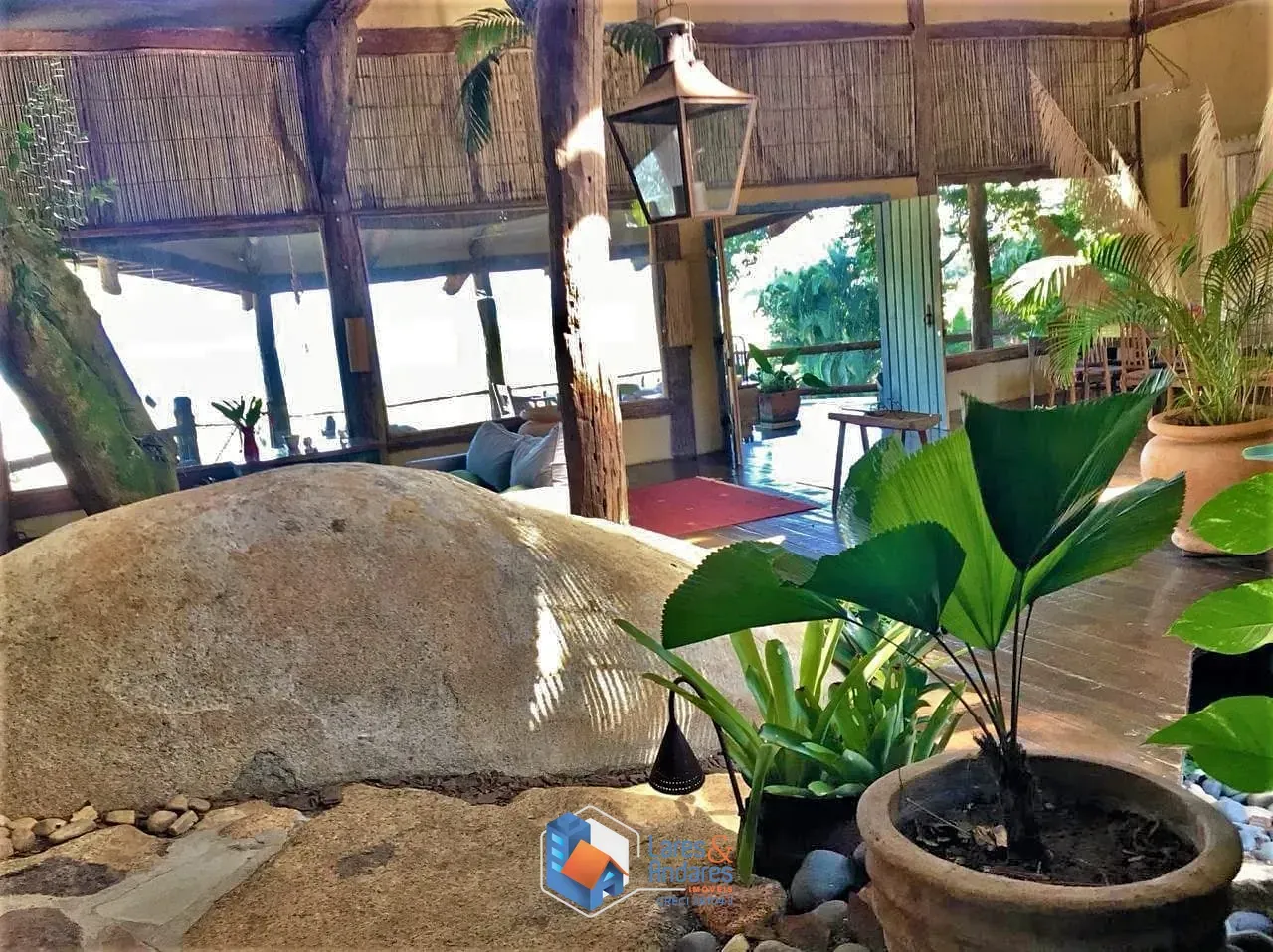 Imagem Casa Alto Padrão de frente para o Mar em Ilhabela, SP -