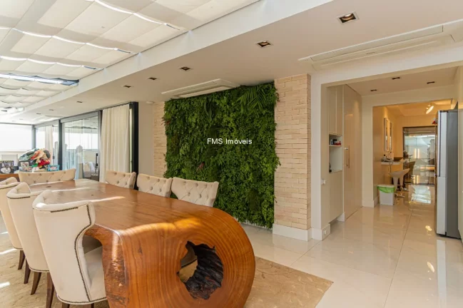 Imagem Apartamento de Alto Padrão de 3 suítes em Moema com 330m² e 4 vagas de garagem.