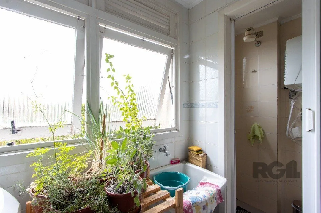 Imagem Apartamento com 73m², 2 dormitórios, área de serviço separada, living 2 ambientes , vaga de garagem escriturada e coberta.