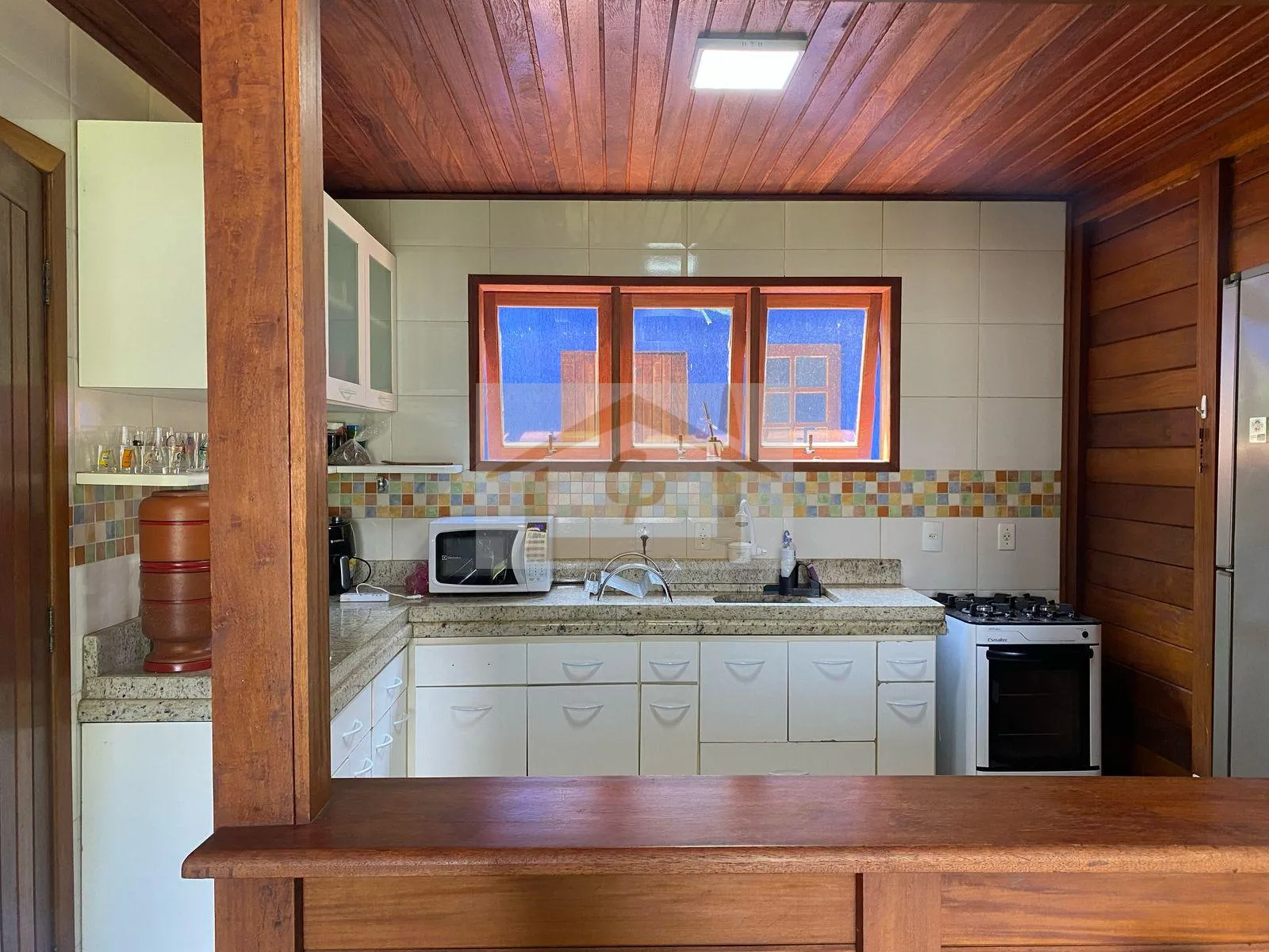 Imagem Casa mista com belo jardim 3 quartos sendo um suíte, 5 vagas. Rústico que encanta!