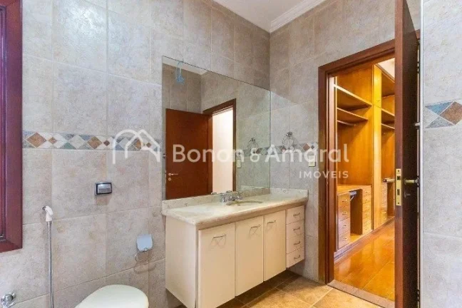 Imagem Ampla e confortável, esta excelente residência conta com 330m² de área construída, oferecendo e...