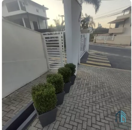 Imagem Casa em Condomínio, 03 suítes, 03 vagas, piscina aquecida, churrasqueira em Balneário Camboriú SC