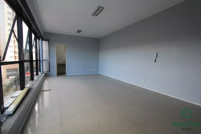 Imagem Sala comercial de frente, para venda, Menino Deus, Porto Alegre/RS.
