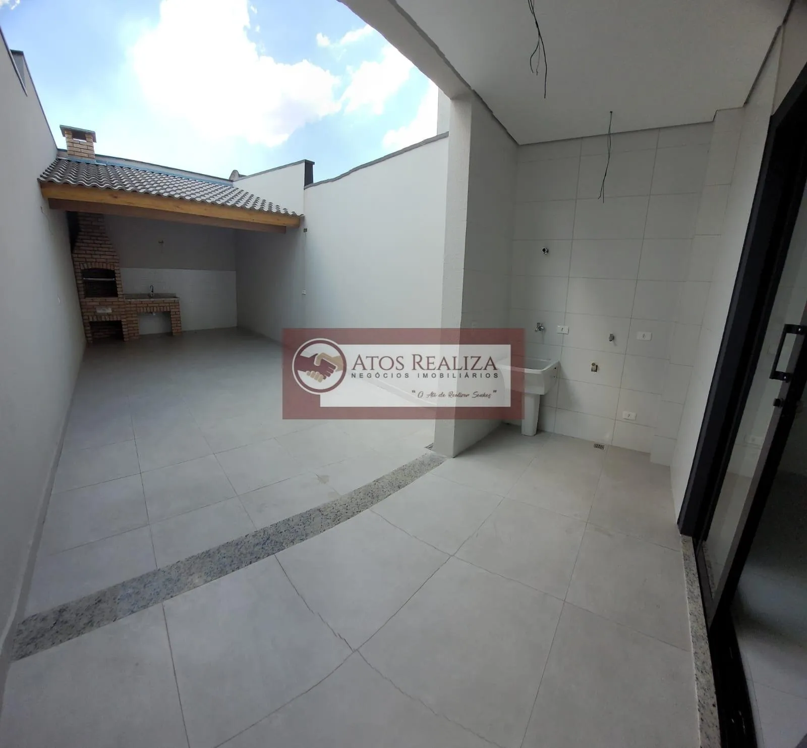 Imagem VENDO SOBRADO DE 3 DORMITÍRIOS, SENDO 3 SUÍTES, 2 VAGAS DE GARAGEM, NO BAIRRO CAMPO GRANDE - SÃO PAULO