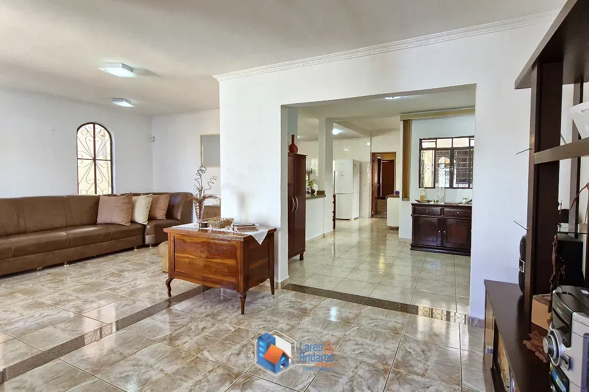 Imagem Sobrado para venda em Parada Inglesa com 6 quartos, sendo 2 suítes, 150m²