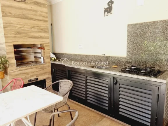 Imagem Sobrado com 4 quartos (sendo 2 suítes, uma delas no térreo), 264 m² construídos, no Condomínio ...