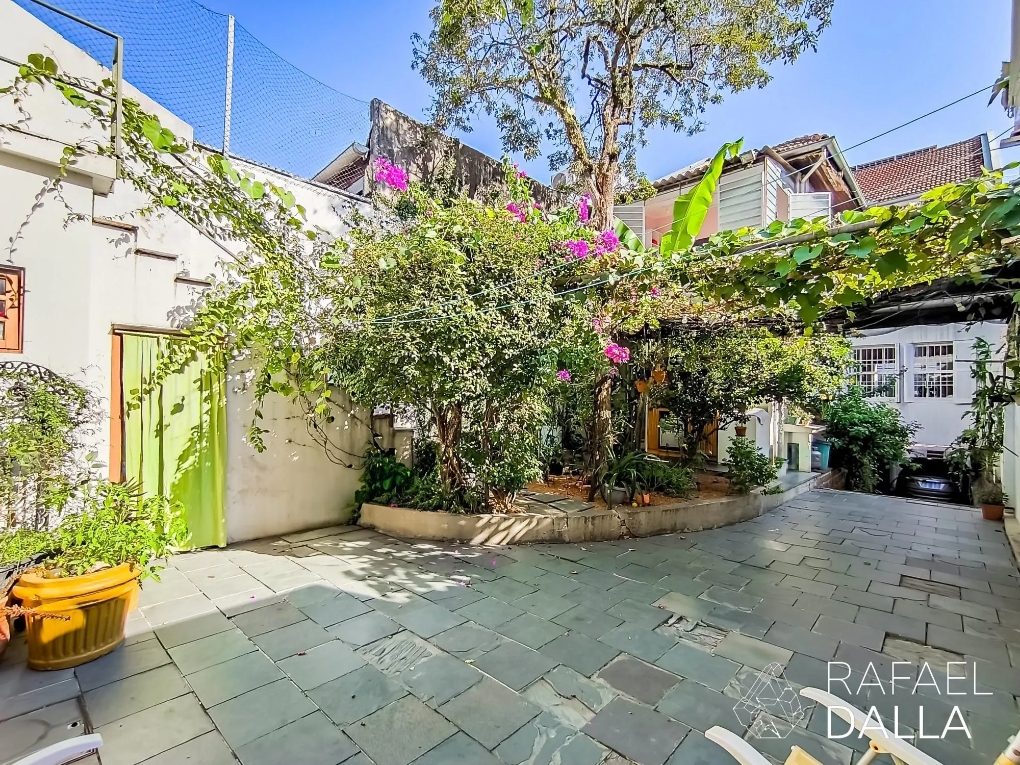 Imagem Casa impecável na Lopo Gonçalves com 4 dormitórios, garagem e pátio amplo