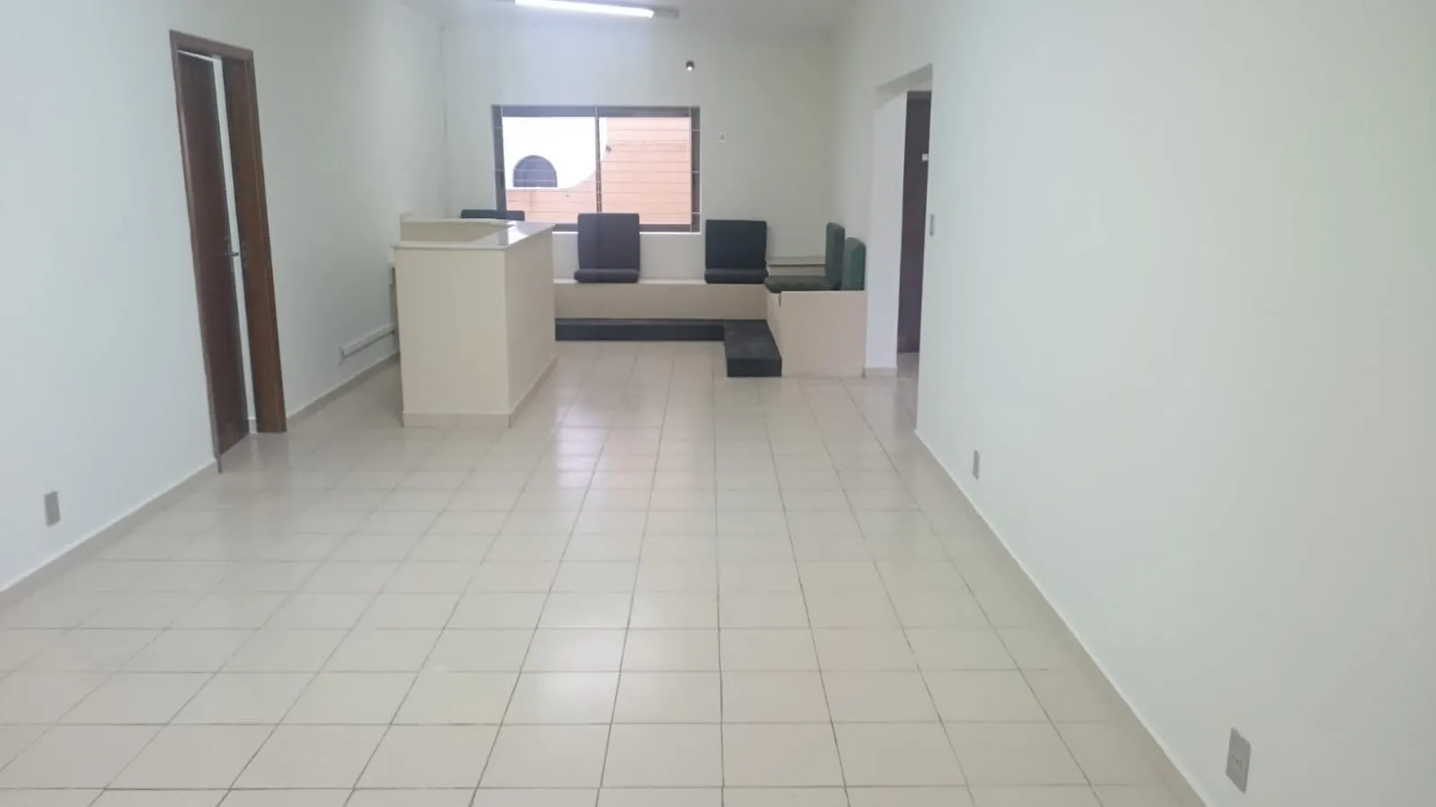 Imagem Imóvel Comercial de Esquina no Campolim - 9 Salas, 2 Recepções e Estacionamento