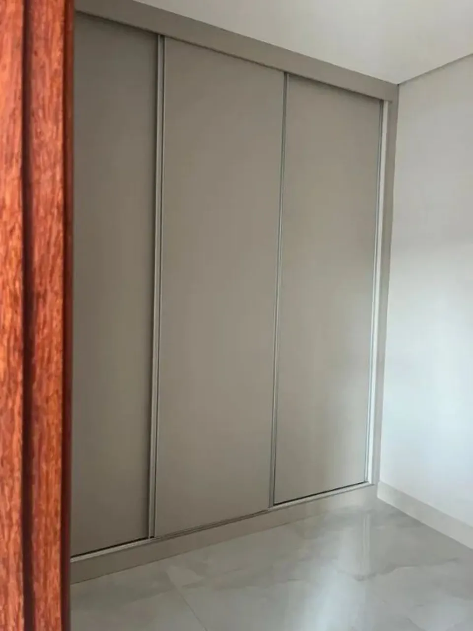 Imagem Casa em Condomínio à Venda em Sorocaba-SP, Bairro Horto Florestal: 3 quartos, 1 suíte, 2 salas, 2 banheiros, 2 vagas, 118m².
