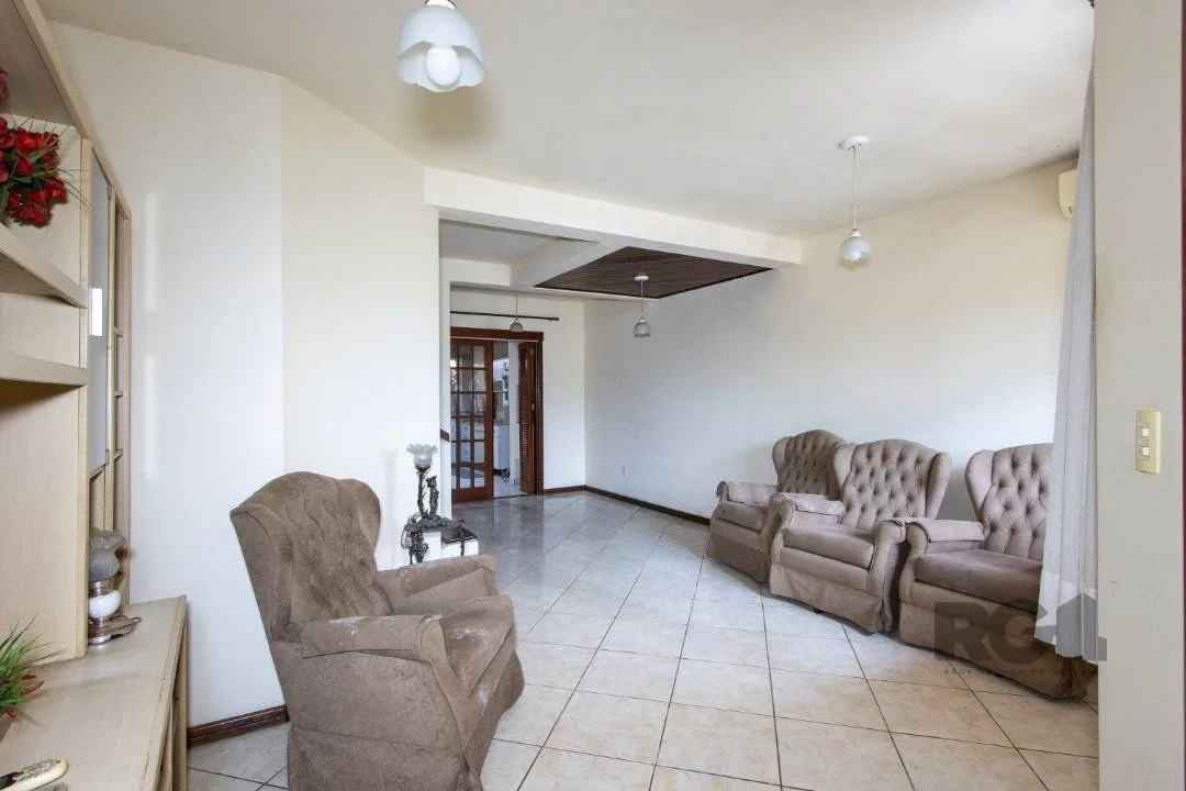 Imagem Casa em Condomínio na Zona Sul, no bairro Hípica, com 2 dormitórios, living para dois ambientes, cozinha mobiliada, lavabo