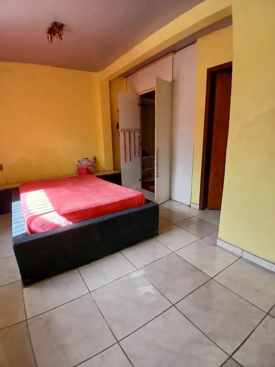 Imagem Ampla casa com patio no bairro Rubem Berta .