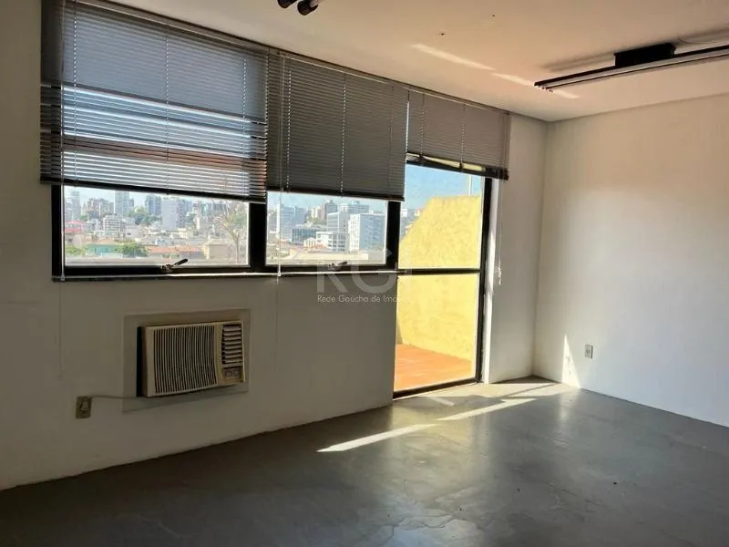 Imagem MÁFFER IMÓVEIS ALUGA - SALA COMERCIAL com 98 m² de área privativa, localizada em uma das avenidas mais estratégicas do bairro Floresta, com fácil acesso às principais vias, BRs e ao Aeroporto Salgado Filho.