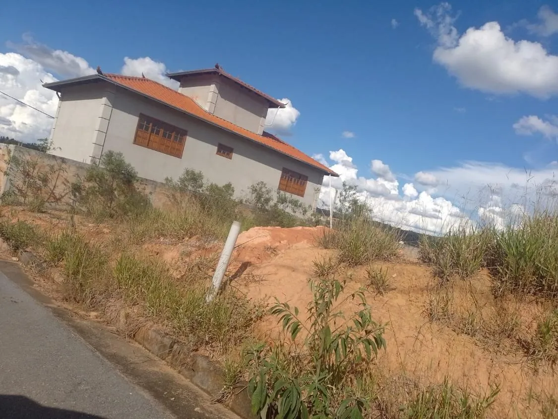 Imagem Vendo uma excelente casa em Crucilândia/MG ( valor 500.000,00 )