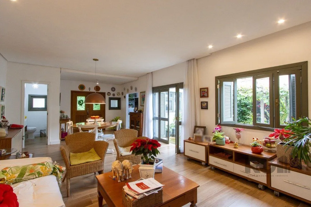 Imagem Casa térrea, 3 quartos, edícula, com 2 suites, pátio - Bairro Guarujá