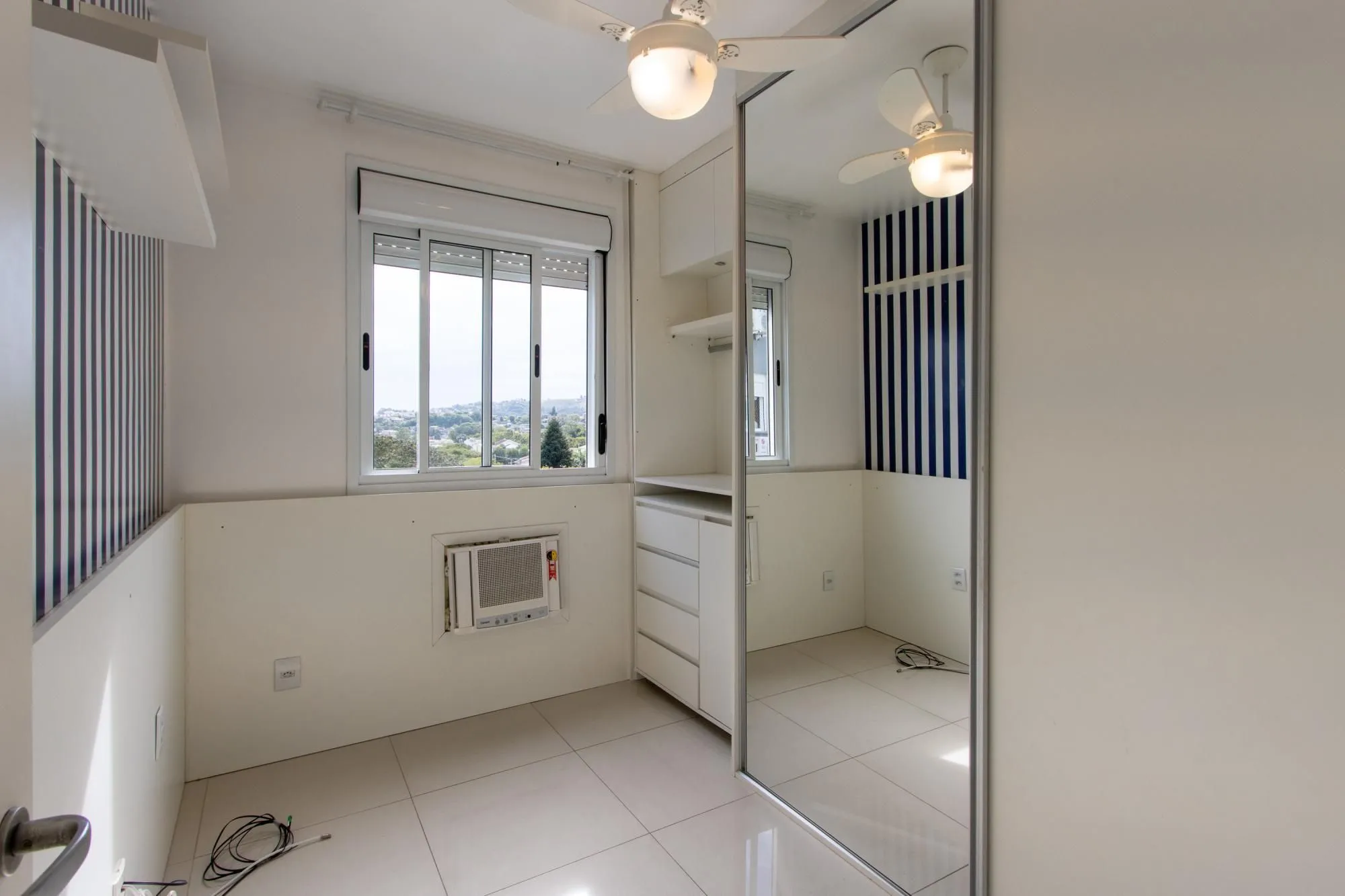 Imagem Apartamento no Bairro Cristal de 3 dormitórios,1 Suíte, Semi mobiliado com 1 vaga escriturada