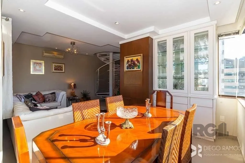Imagem Cobertura para Venda - 185m², 3 dormitórios, sendo 1 suites, 2 vagas - Petrópolis