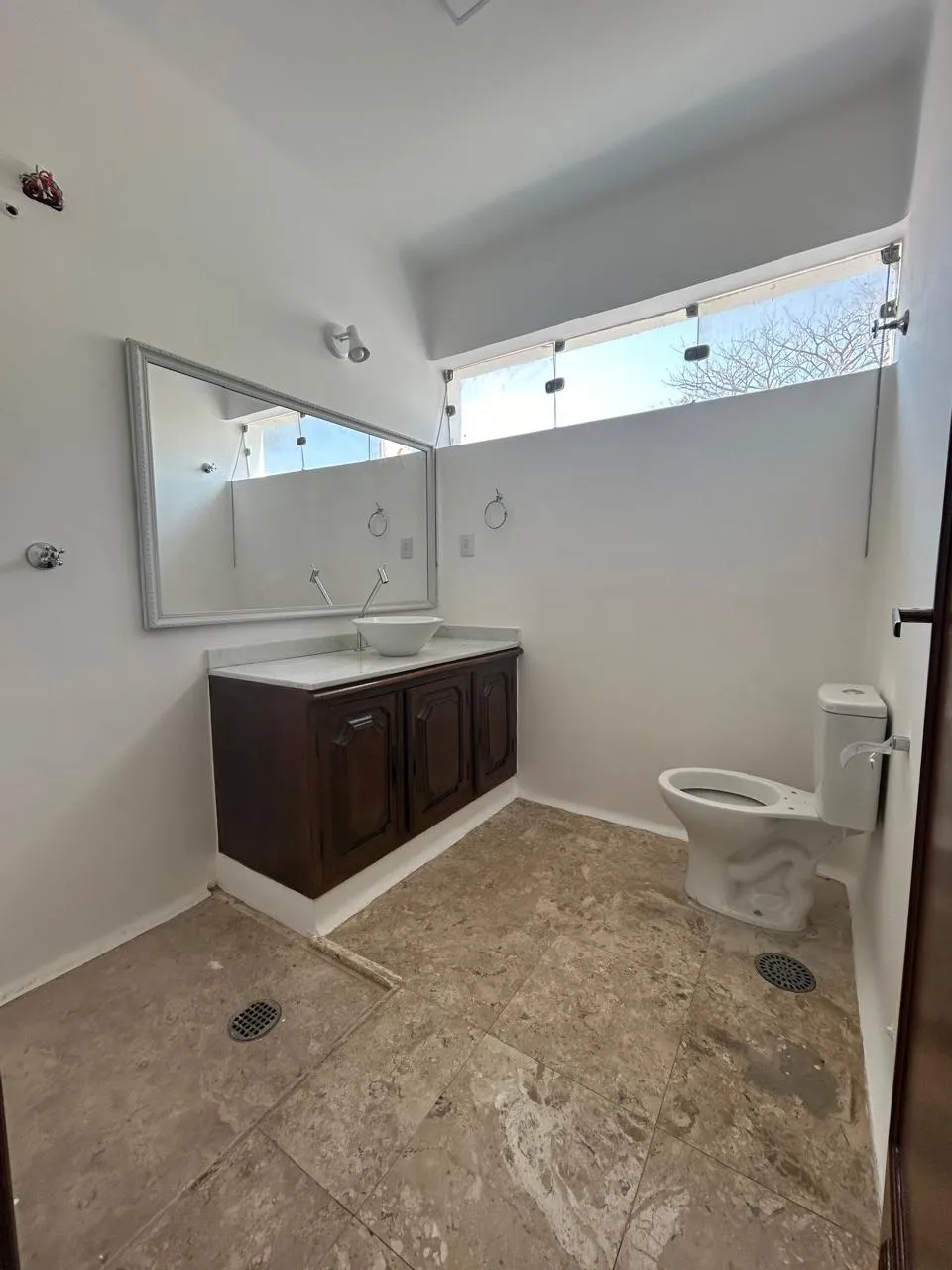 Imagem Residência Espaçosa e Moderna no Jardim Vergueiro: Três Quartos, Suíte e Ampla Área Externa
