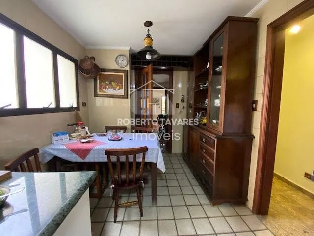 Imagem Amplo apartamento 165M² à venda com 4 dormitórios, sendo 2 suítes, living para 3 ambientes, cozinha com armários embutidos e área de serviço com quarto e banheiro. Conta com 2 vagas de garagem.