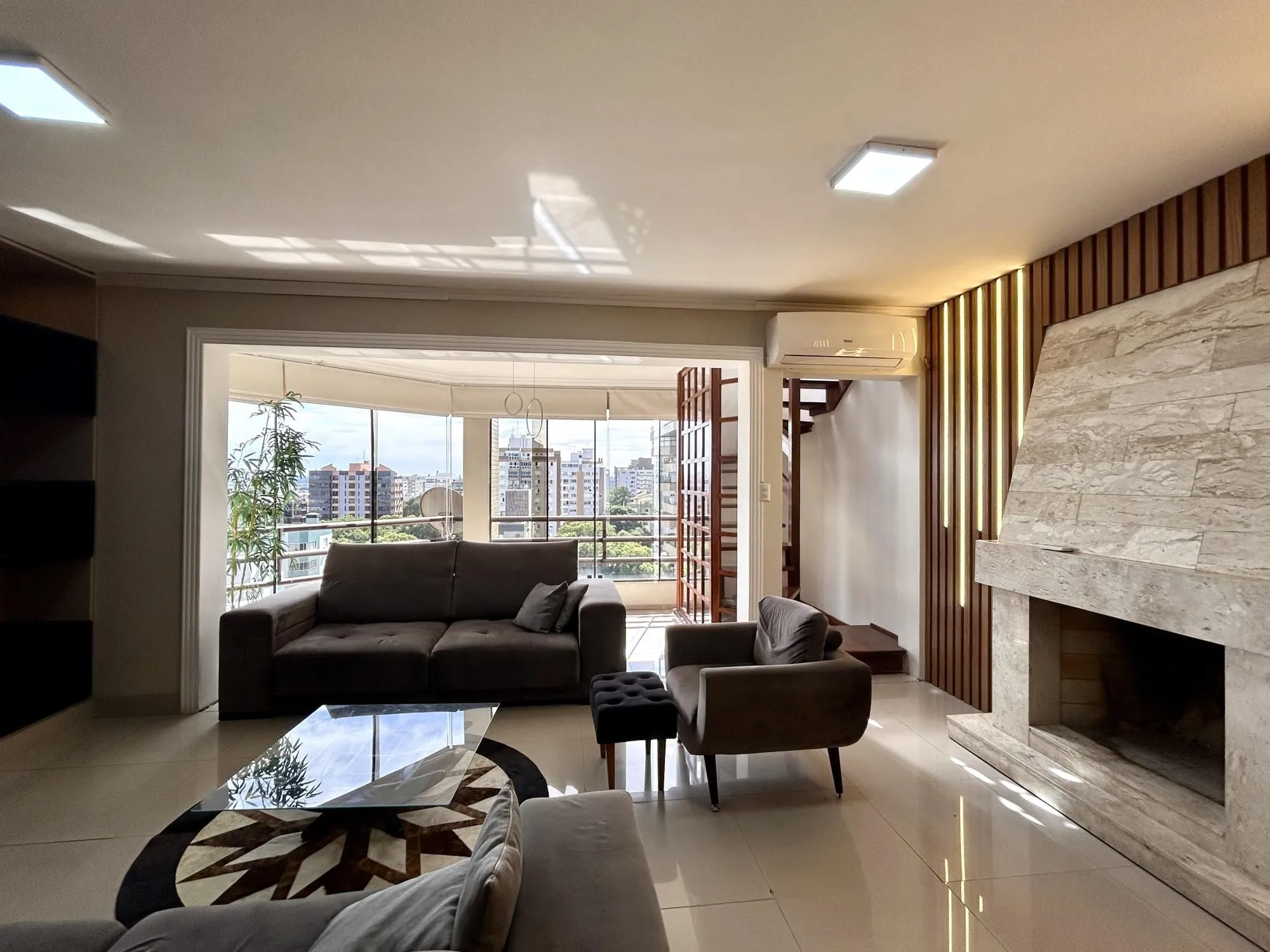 Imagem Cobertura Duplex à venda / aluguel (R$11.900,00 + taxas) no Centro de Canoas com piscina