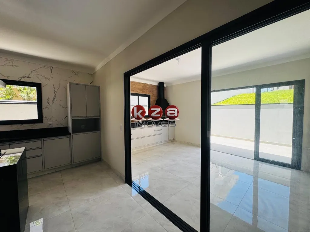 Imagem Casa de alto padrão a venda no Condomínio Portal do Jequitibá em Valinhos-SP: 4 quartos, 3 suítes, 4 vagas de garagem, 244m² de área.