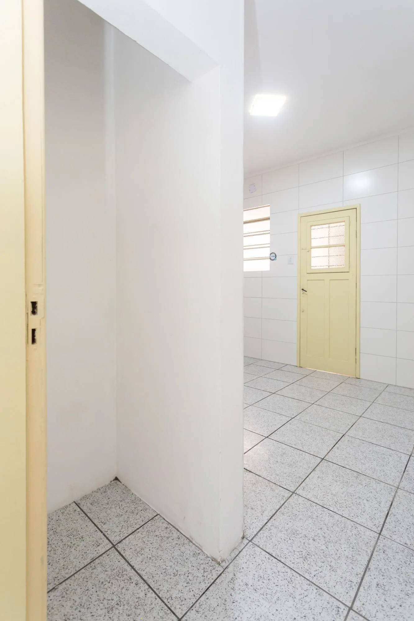 Imagem Amplo Apartamento de 3 Dormitórios com Sacada e Garagem na Av. Protásio Alves