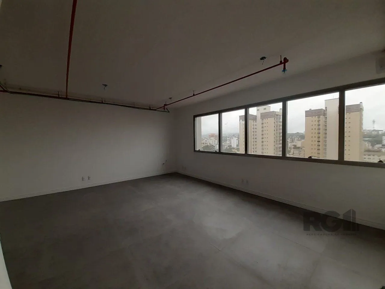 Imagem Excelente sala comercial no Menino Deus, com uma vaga de garagem.