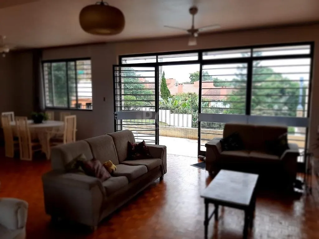 Imagem Vende casa com 05 quartos e garagem para 5 carros.