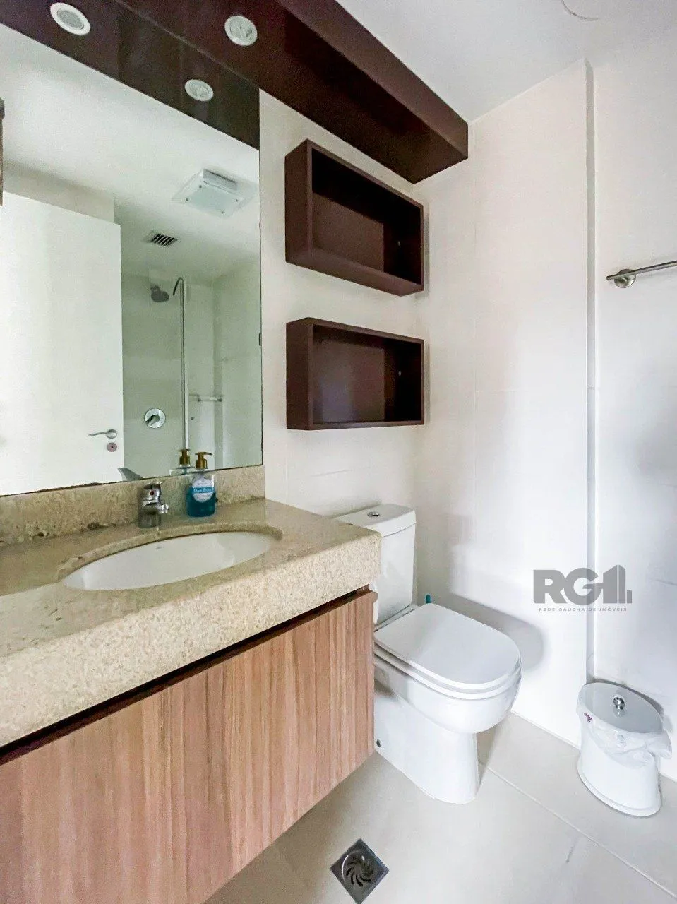 Imagem APARTAMENTO MOBILIADO 70M² DE 2 DORMITÓRIOS E 1 VAGA - BAIRRO MENINO DEUS