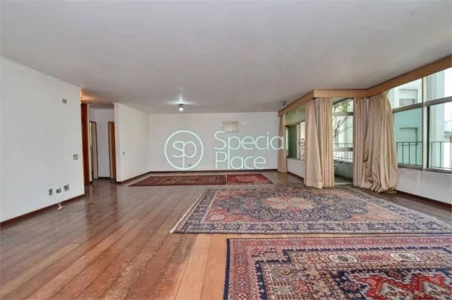 Imagem Ótima oportunidade para reforma. Apartamento com planta quadrada, 230m2 de área privativa, 3 dormi...